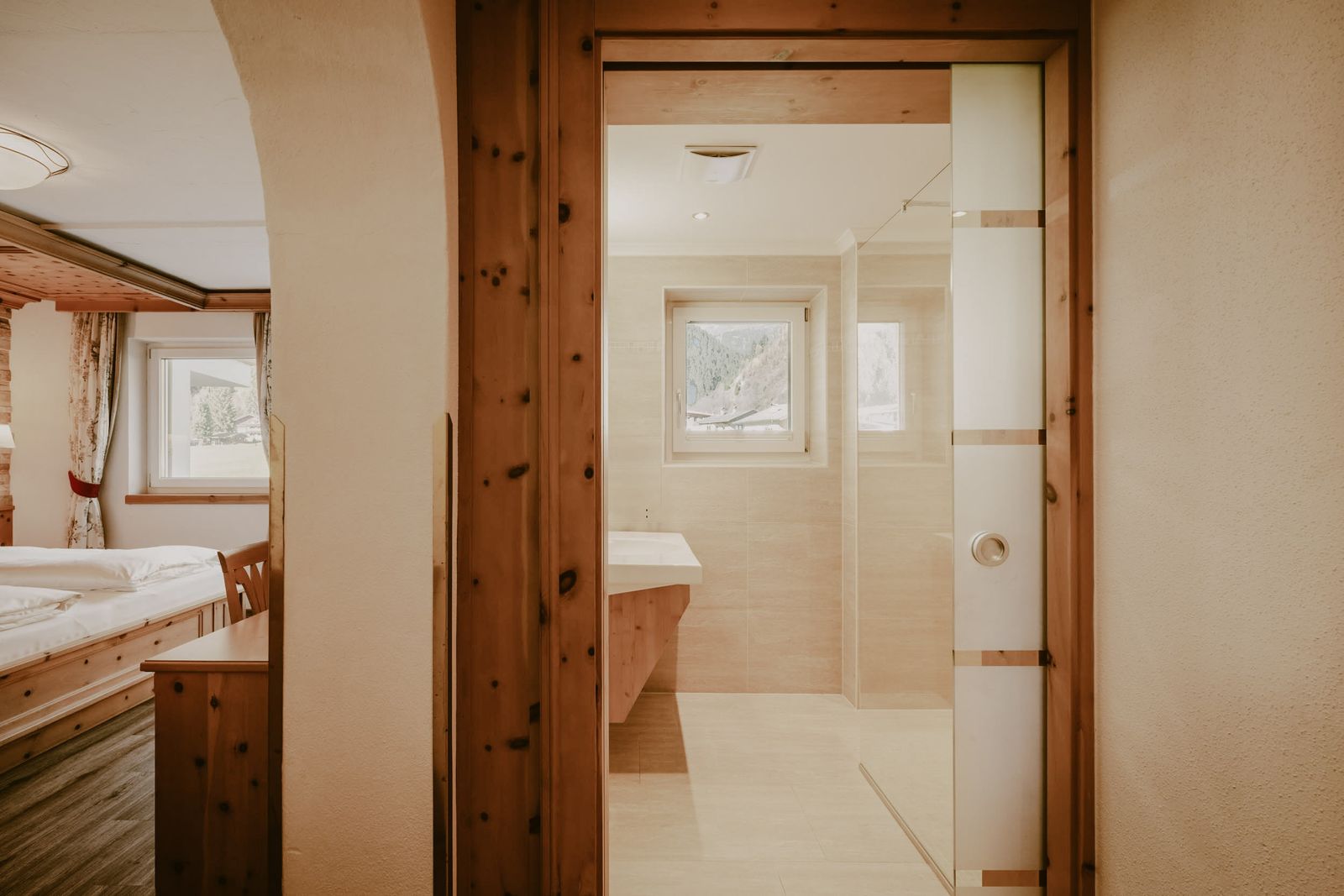 Doppelzimmer »Junior Zirbe« image 3 - Familotel Stubaital Alpenhotel Kindl