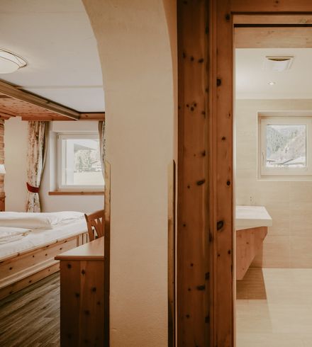 Doppelzimmer »Junior Zirbe« thumbnail 3 - Familotel Stubaital Alpenhotel Kindl