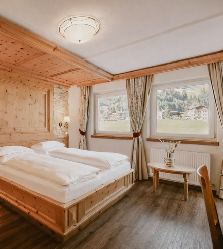 Doppelzimmer »Junior Zirbe« thumbnail 1 - Familotel Stubaital Alpenhotel Kindl