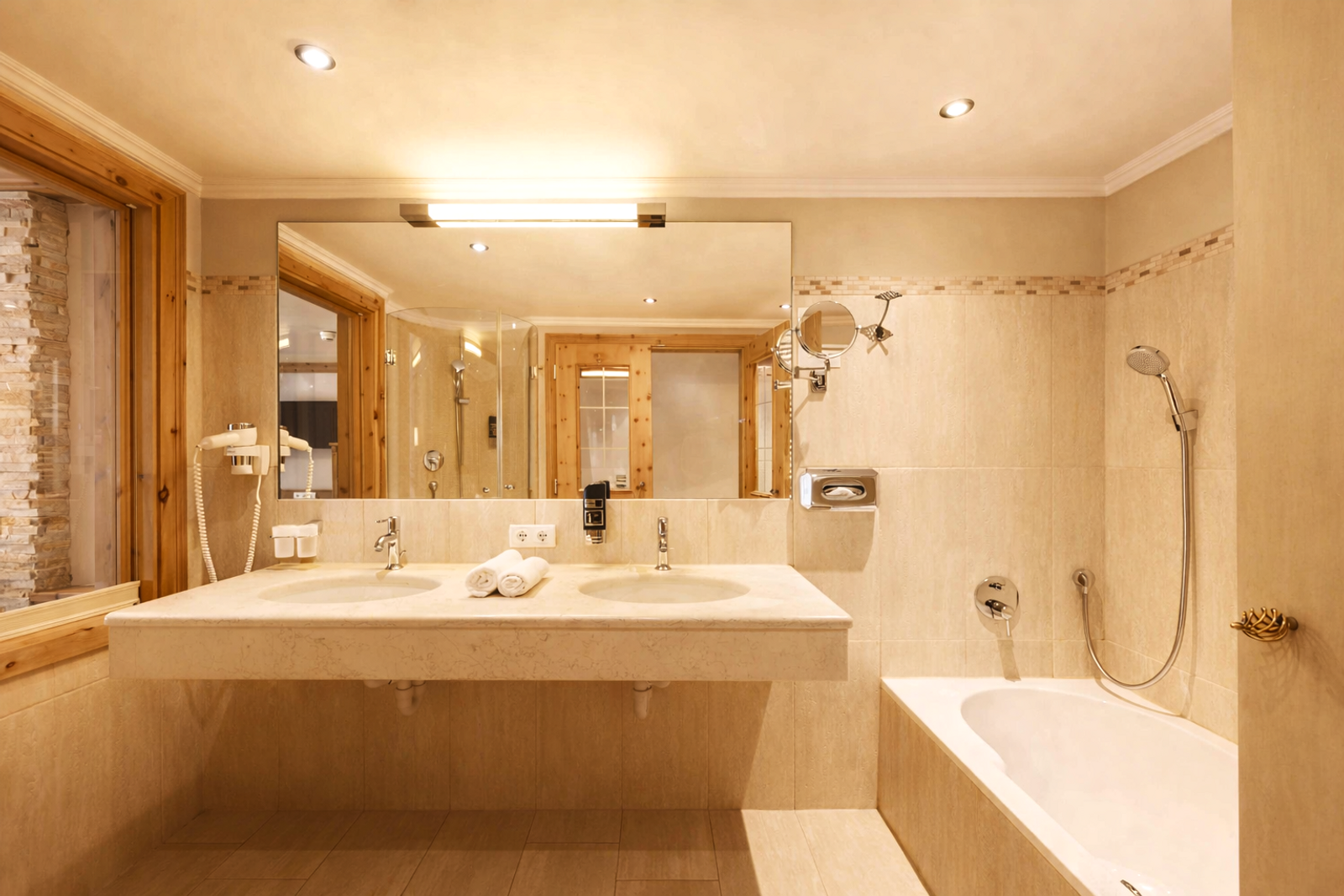 Doppelzimmer »Luxus Zirbe« image 2 - Familotel Stubaital Alpenhotel Kindl