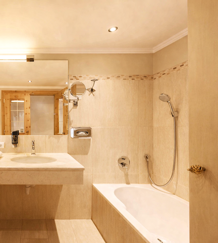 Doppelzimmer »Luxus Zirbe« thumbnail 2 - Familotel Stubaital Alpenhotel Kindl