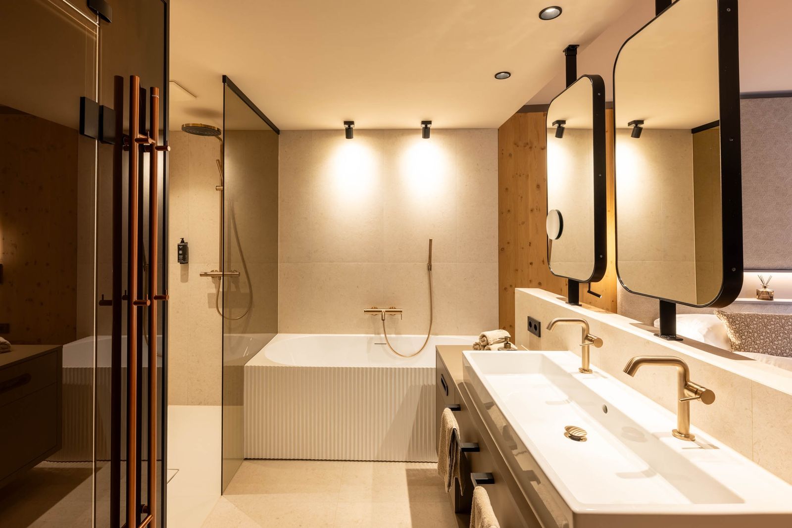 Familiensuite »Premium Zirbe mit privatem Innenhof« image 3 - Familotel Stubaital Alpenhotel Kindl
