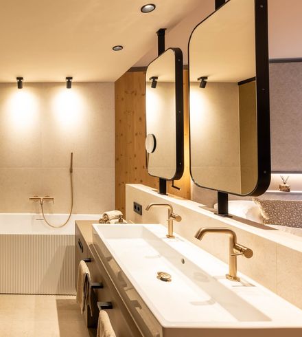 Familiensuite »Premium Zirbe mit privatem Innenhof« thumbnail 3 - Familotel Stubaital Alpenhotel Kindl