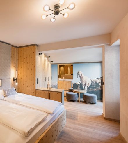 Familiensuite »Premium Zirbe mit privatem Innenhof« thumbnail 2 - Familotel Stubaital Alpenhotel Kindl