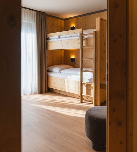 Familiensuite »Premium Zirbe mit privatem Innenhof« thumbnail 10 - Familotel Stubaital Alpenhotel Kindl