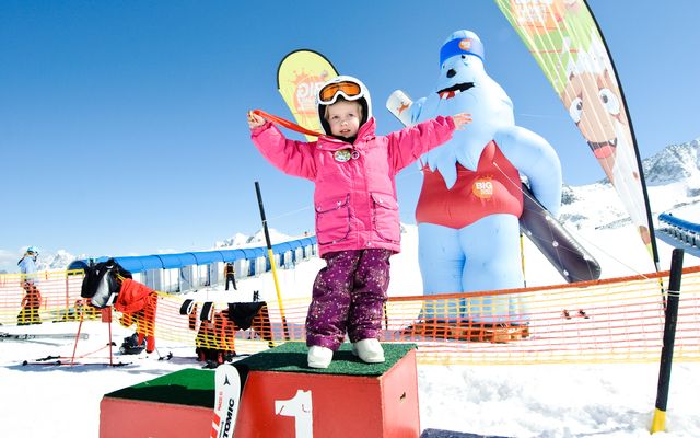 Pure skiing fun with ski course for kids image 1 - Familotel Stubaital Alpenhotel Kindl