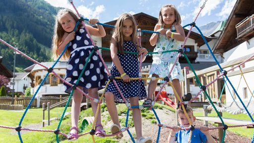 Viel Platz zum Toben und Spaß haben bietet der große Kinderspielplatz mit Karussell, Klettertürmen, Sandkasten uvm.