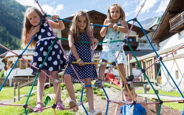 IMP_Familienhotel_Alpenhotel_Kindl_grosse_Spielplatz.jpg