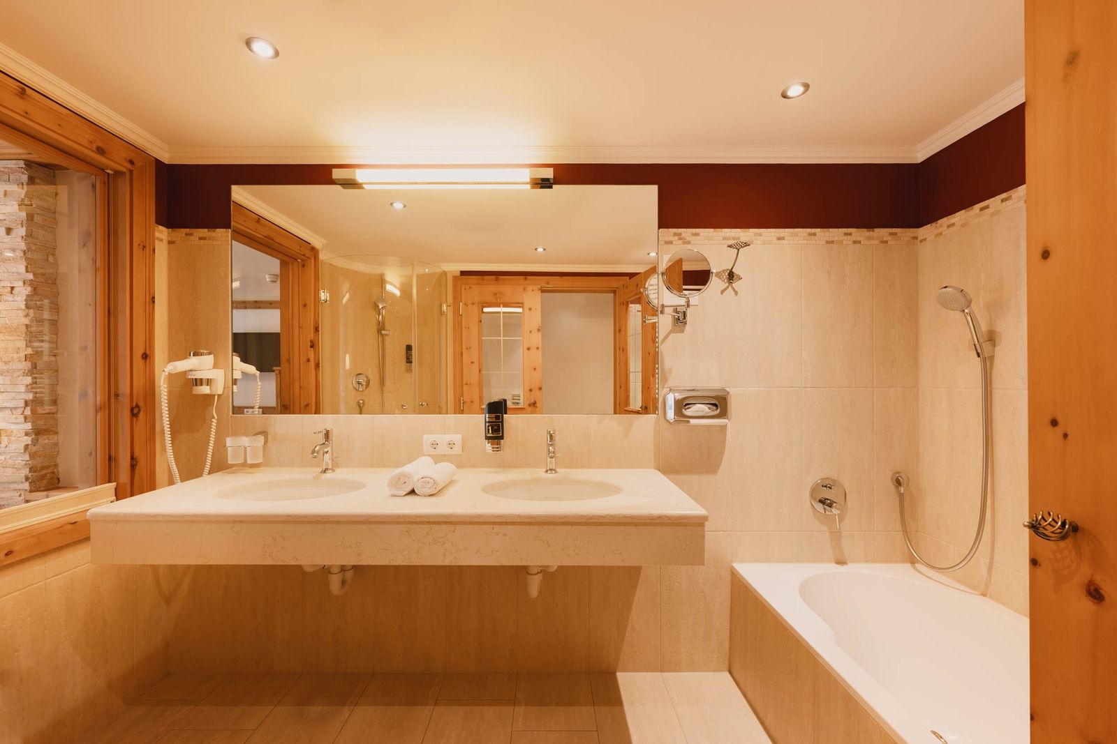 Doppelzimmer »Luxus Zirbe« image 2 - Familotel Stubaital Alpenhotel Kindl