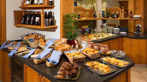 Der Duft des frisch gebackenen Brotes zieht Sie vom Bett direkt zum umfangreichen Frühstücksbuffet im Familotel Oberkarteis.