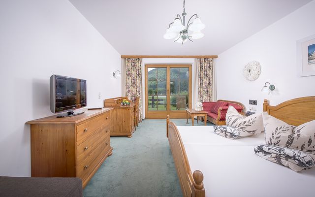 Familienzimmer Typ 1 (1 Raum image 3 - Familotel Tirol Landgut Furtherwirt
