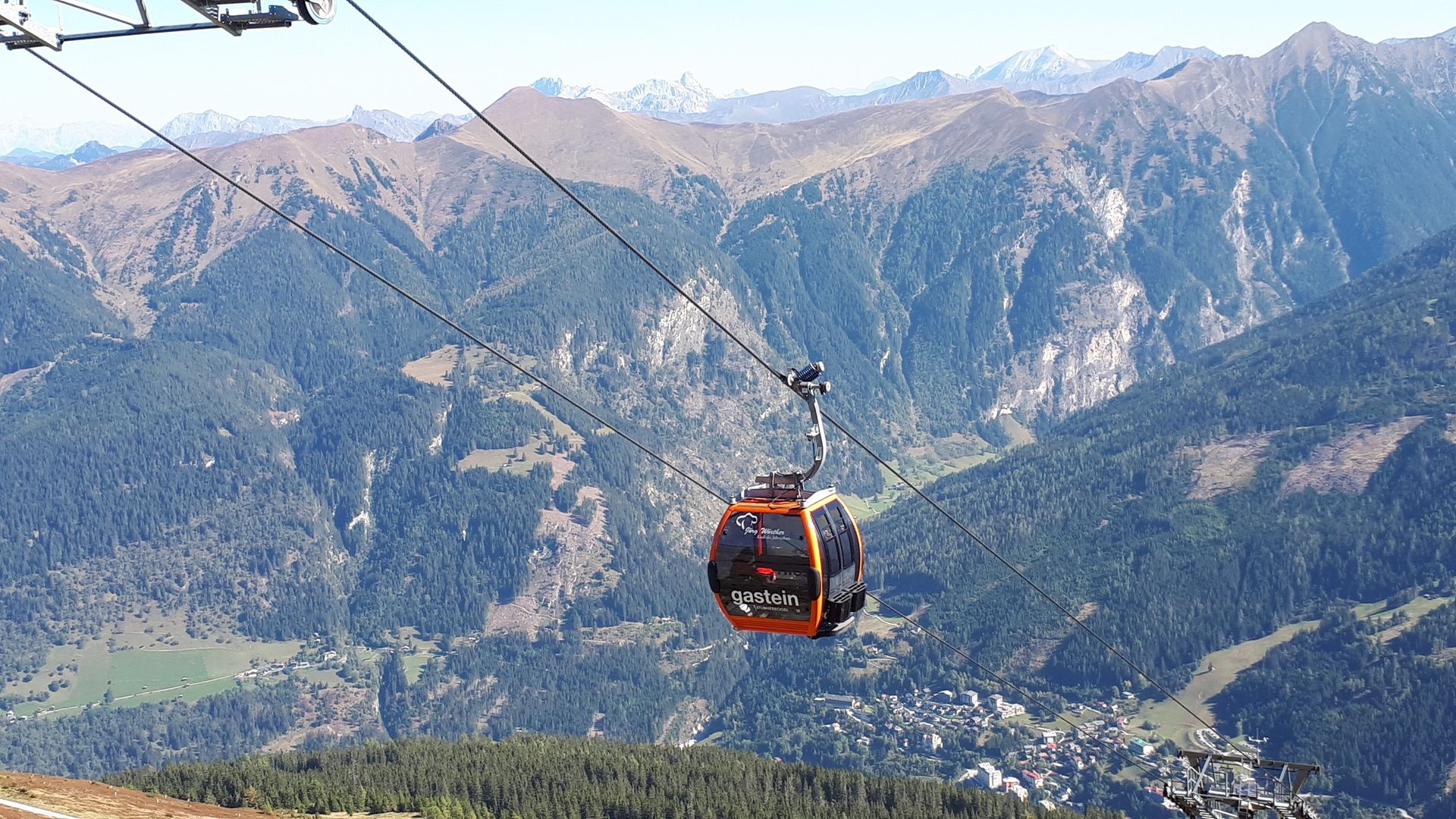 Gondelbahn in Gastein mit Bergpanorama und Talblick – Naturerlebnis und Ausflug nahe Hotel Sonngastein.