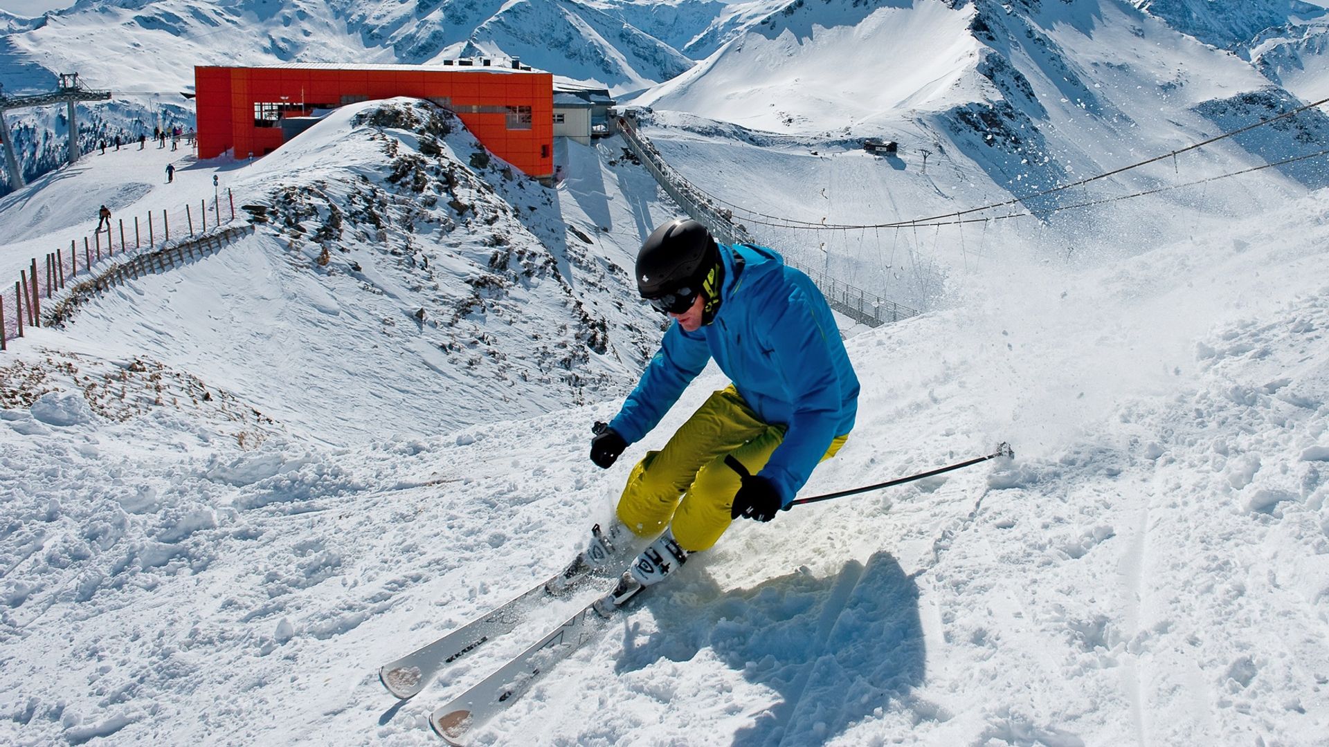 Skifahrer im Tiefschnee auf verschneiter Piste mit Bergpanorama – Skiurlaub und Wintererlebnis nahe Hotel Sonngastein.