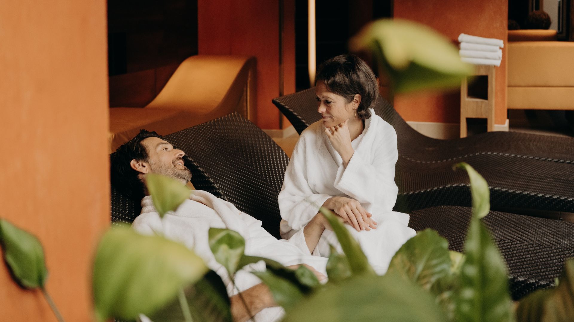 Frau im Bademantel im Wellnessbereich des Hotel Sonngastein – Ruhe und Entspannung in stilvollem Ambiente.