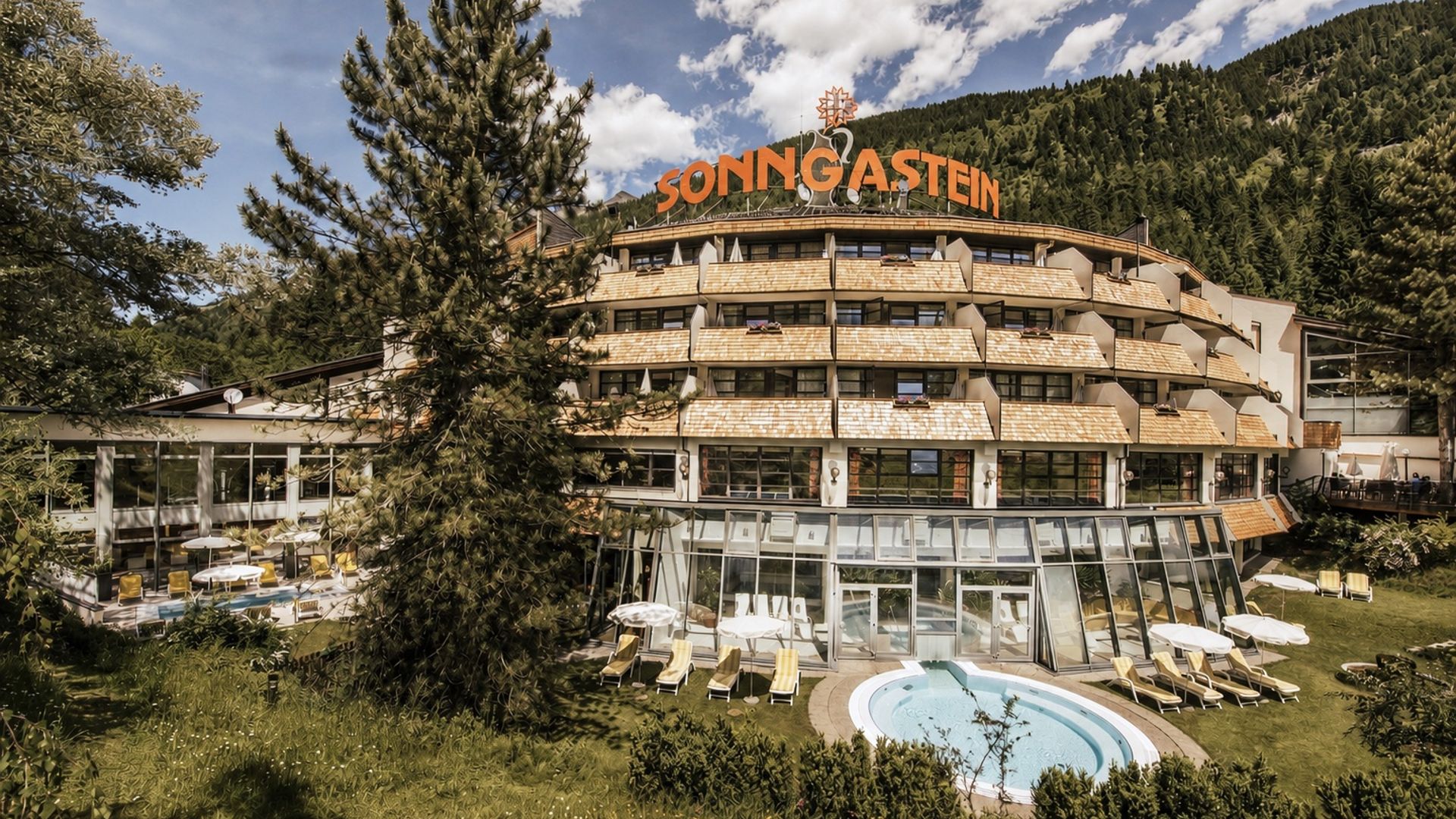 Aussenfoto von Hotel Sonngastein im Sommer