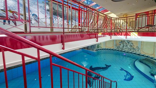 Die Leichtigkeit des Seins nehmen Sie im großzügigen Schwimmbecken im Wellnesshotel Zauchenseehof so richtig wahr.