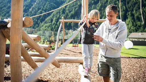 Kinderspielplatz direkt am Familotel Huber mit Trampolin, Rutsche, Wippe, Schaukel, Kletterturm und großer Sandkiste