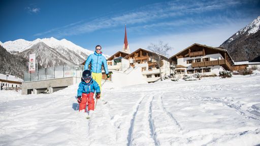 Die Kinder lernen das Skifahren im Snow Park auf spielerische Weise.