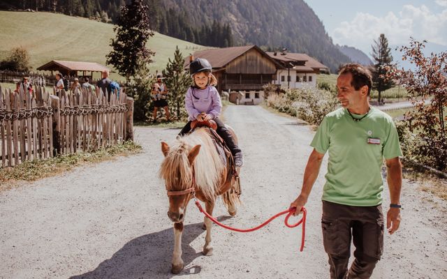Familotel Südtirol Huber: Bunte Blätter & große Abenteuer - Herbsturlaub für die ganze Familie