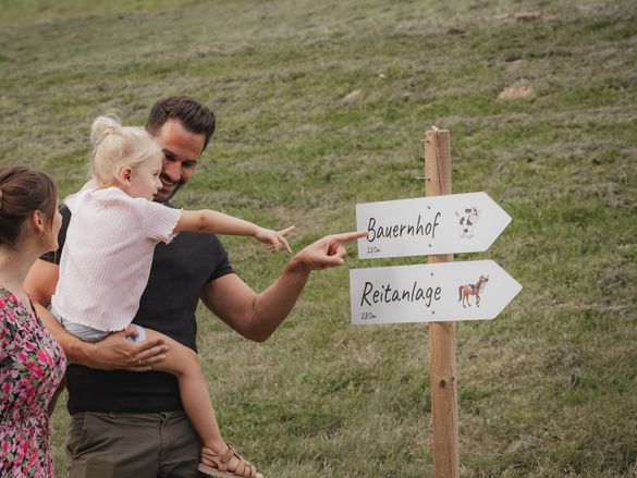Familie auf dem Weg zum Erlebnisbauernhof im Familienhotel Schreinerhof