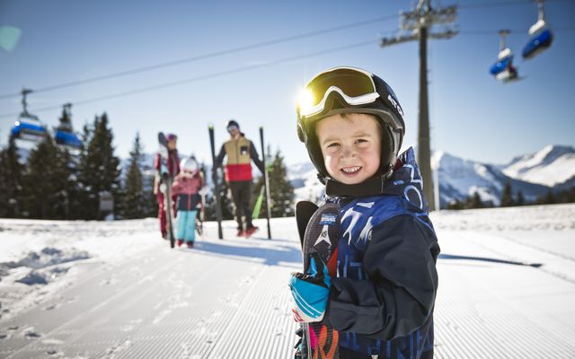 Familie im Skicircus Saalbach Hinterglemm Leogang Fieberbrunn.jpg