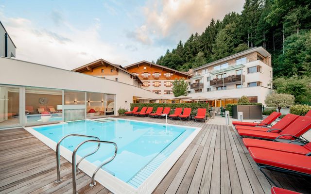 Außenpool mit amiamo im Hintergrund