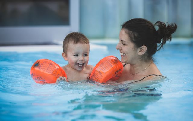 Mama und Kind im Pool