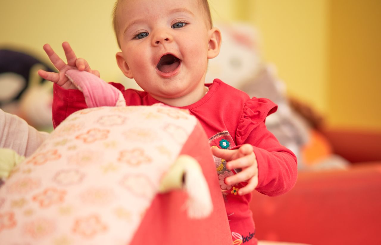 4456-baby-schaukelpfert-lacht-amiamo-kinderhotel-2019-03-20-ORG.jpg