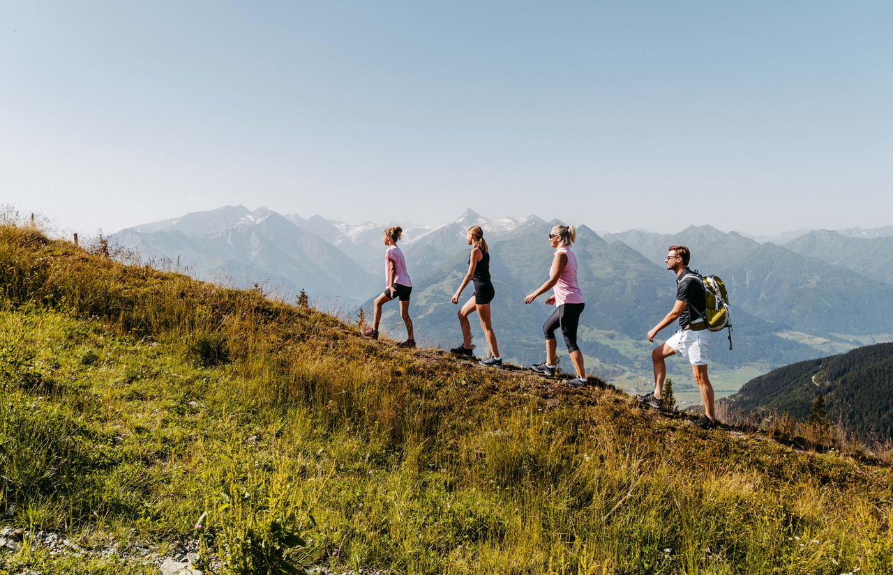 Familie beim Wandern auf der Schmittenhöhe