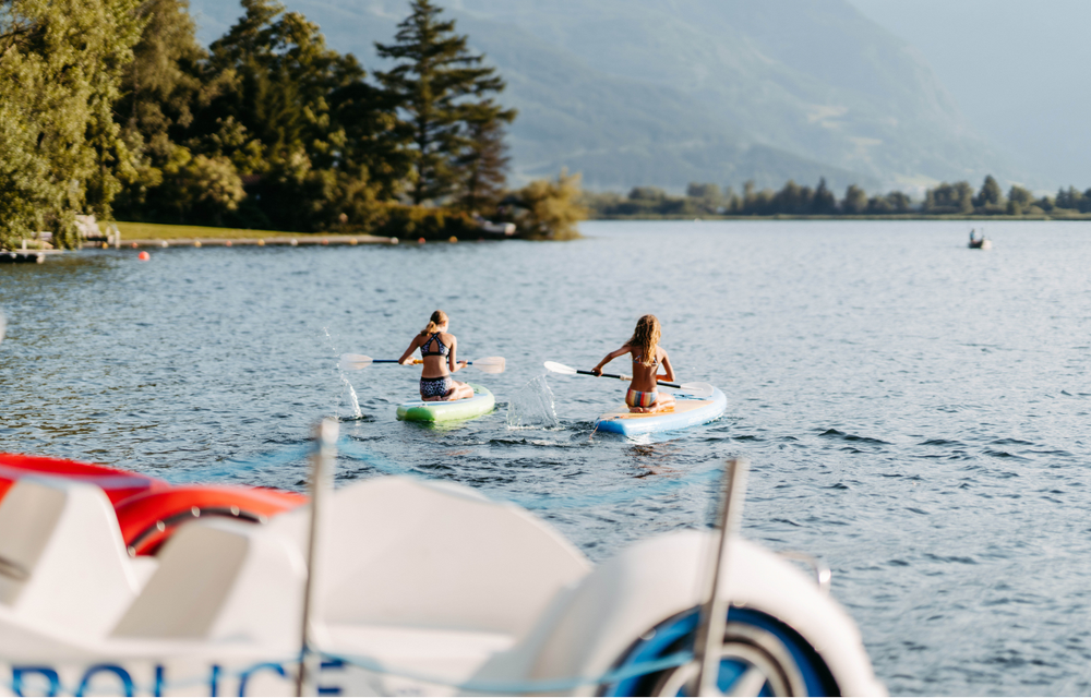 Hoteleigener Badestrand am Zeller See
