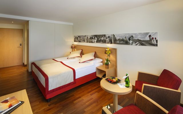 Doppelzimmer Comfort mit Balkon l 24 m² image 1 - Familotel Schweiz Swiss Holiday Park
