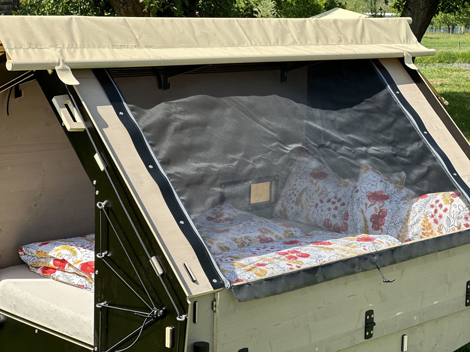 biohotel lindengut glampingbett wiese insektenschutz
