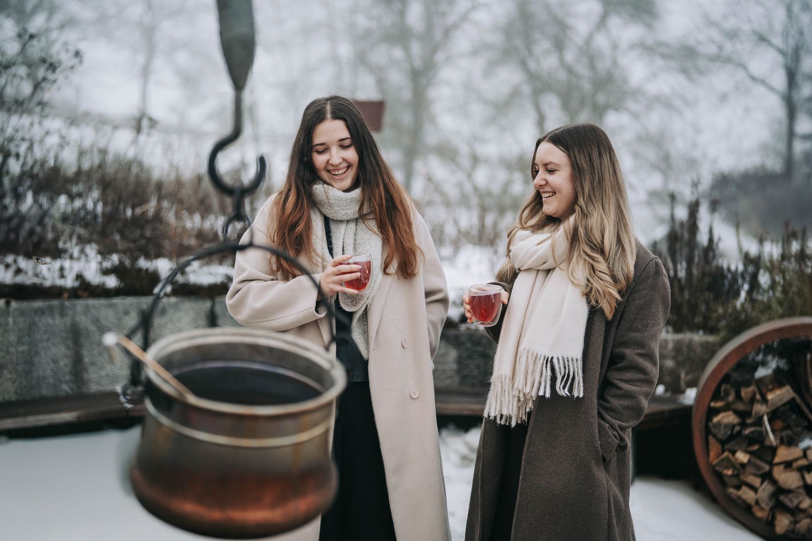 Freundinnen im Winter mit Punsch im RelaxGarten