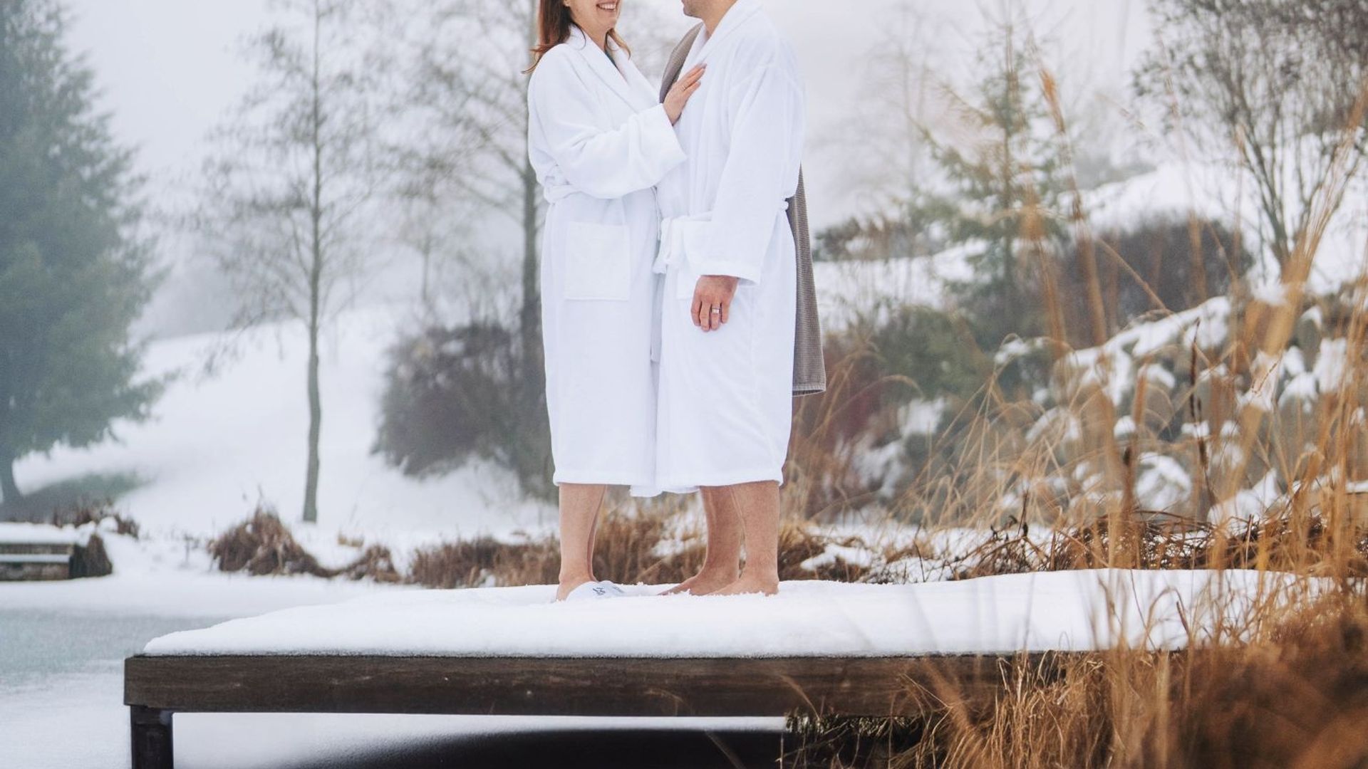 Pärchen am Naturbadeteich im Winter