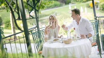 Pärchen beim Pavillon Dinner im Relax Garten