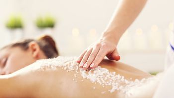 Anwendung mit Peeling im Wellnesshotel