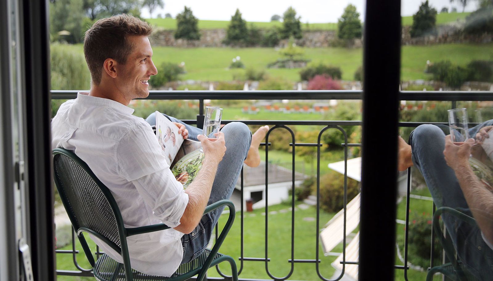 Entspannung im Zimmer mit Balkon und Gartenblick