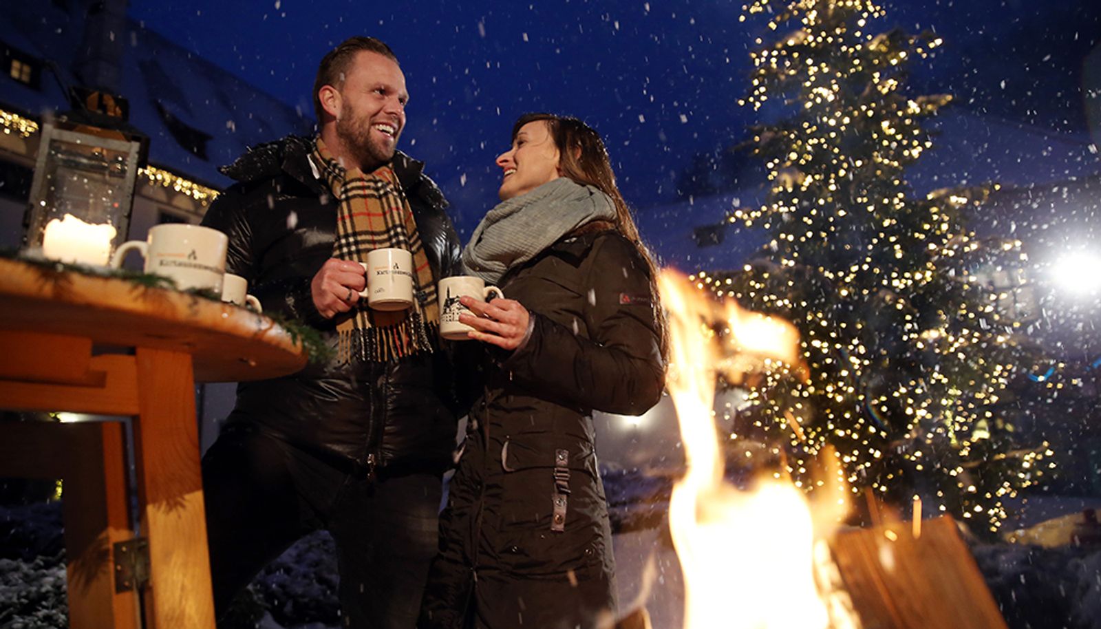 Pärchen beim Kuscheln am Adventmarkt im Mostviertel