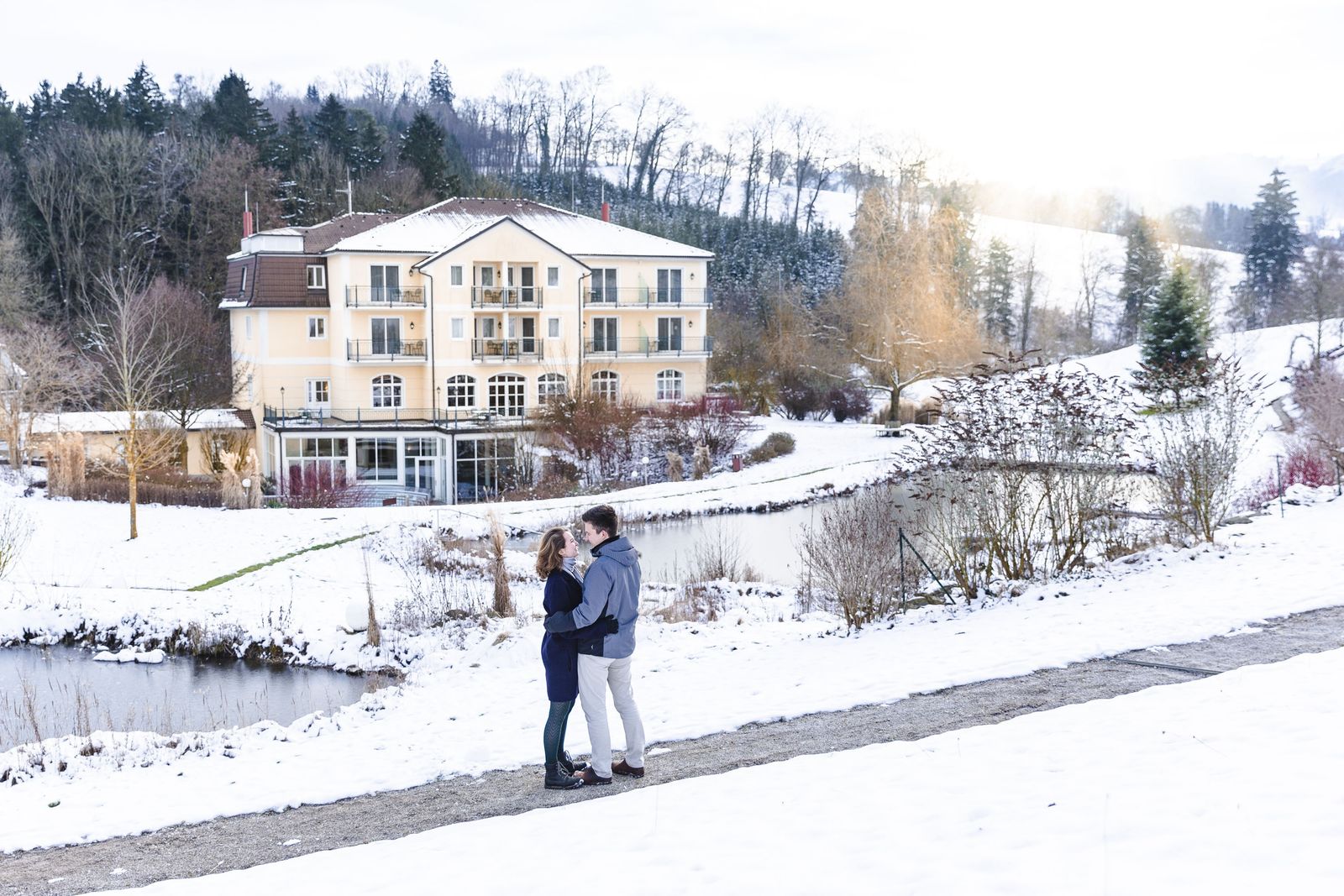 Pärchen in Winterlandschaft