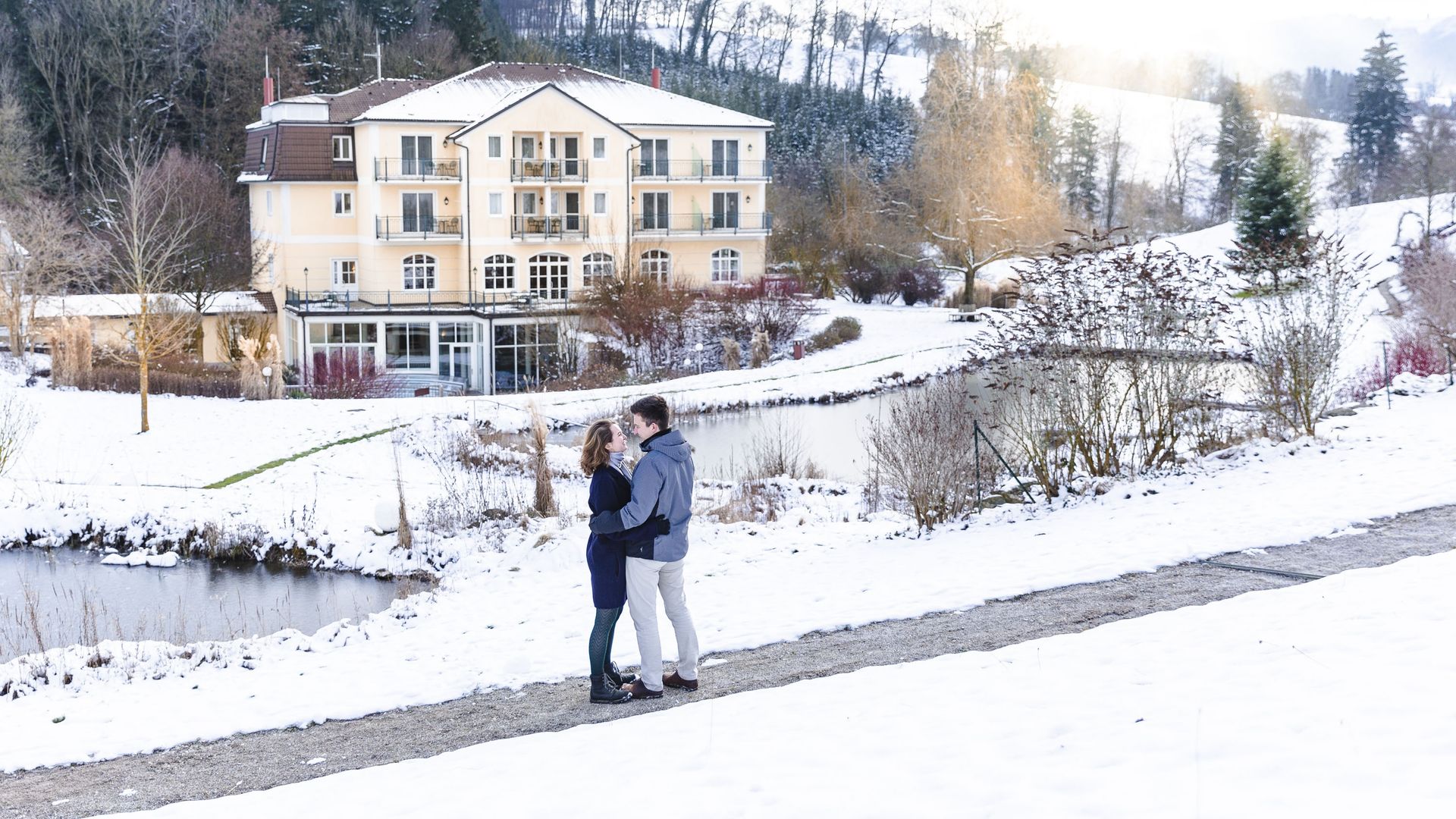 Pärchen in Winterlandschaft