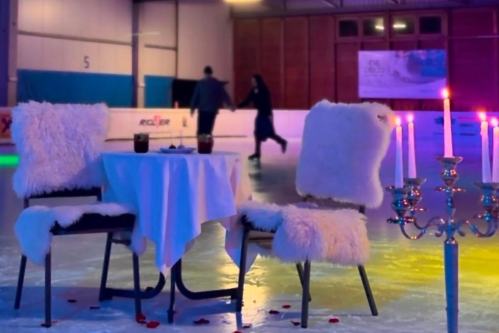 Candle Light Eislaufen image 2 - Das Schloss an der Eisenstrasse