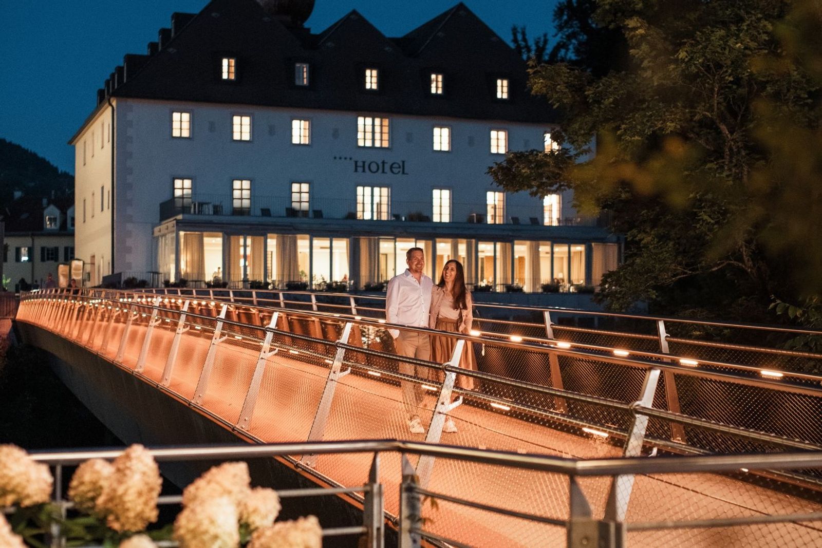 Pärchen in der Nacht vor dem Schlosshotel