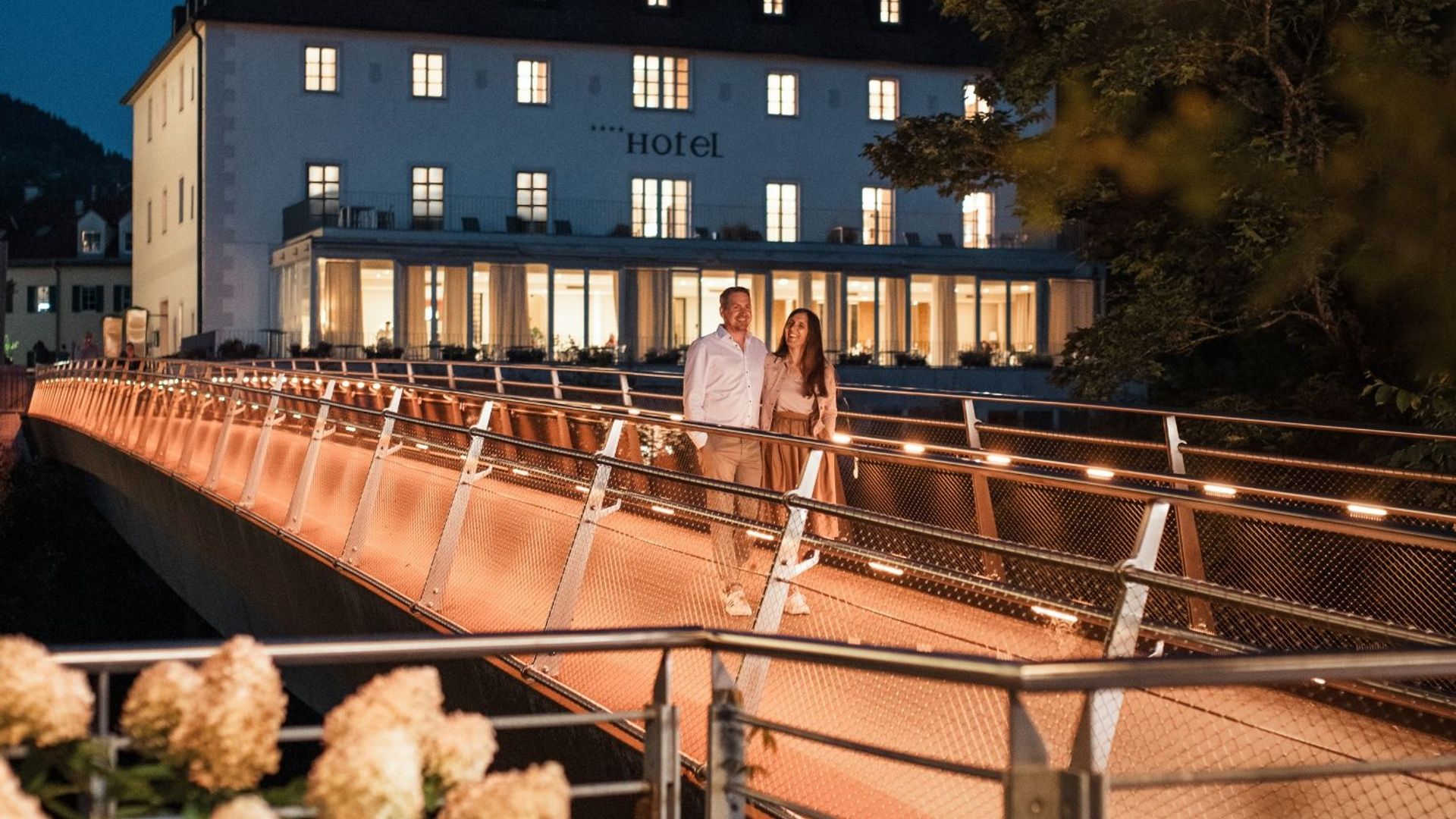 Pärchen in der Nacht vor dem Schlosshotel
