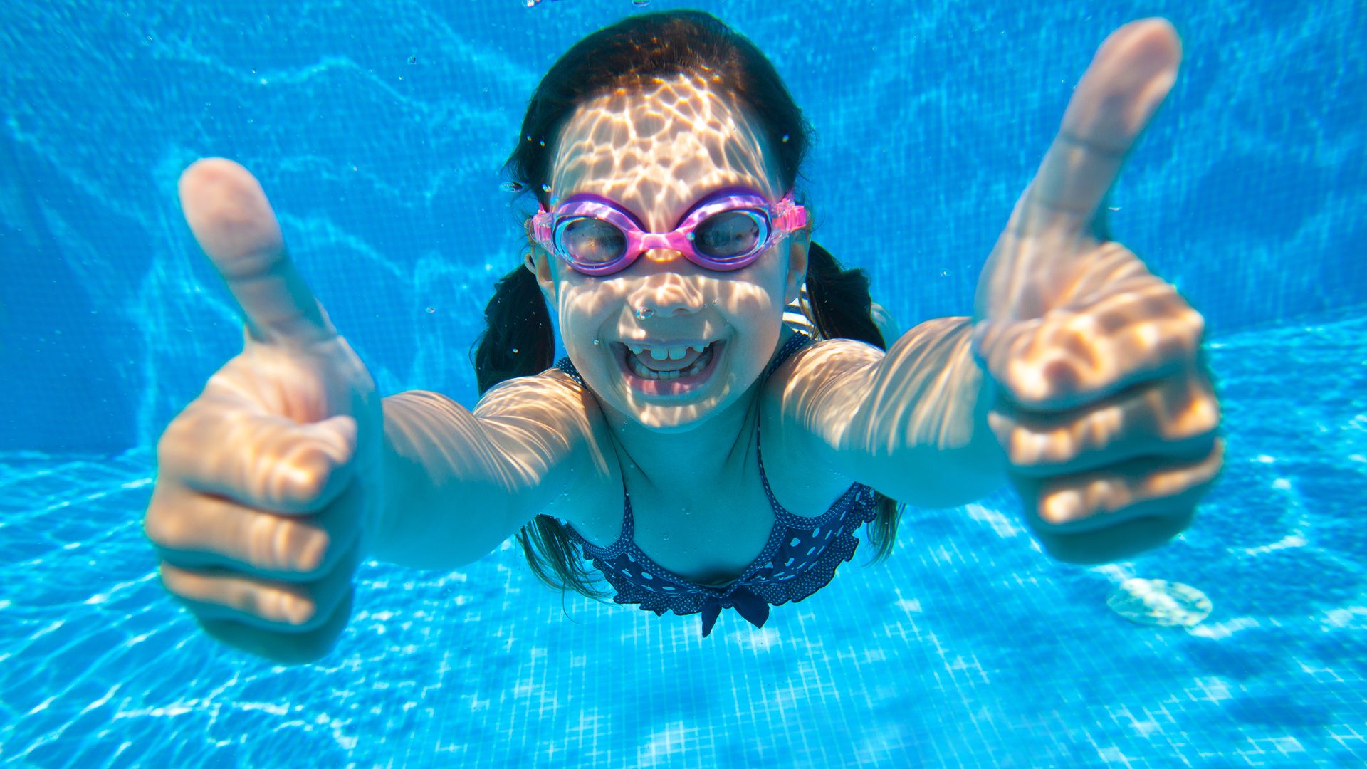 Spaß im Pool beim Familienurlaub