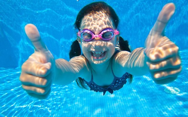Spaß im Pool beim Familienurlaub