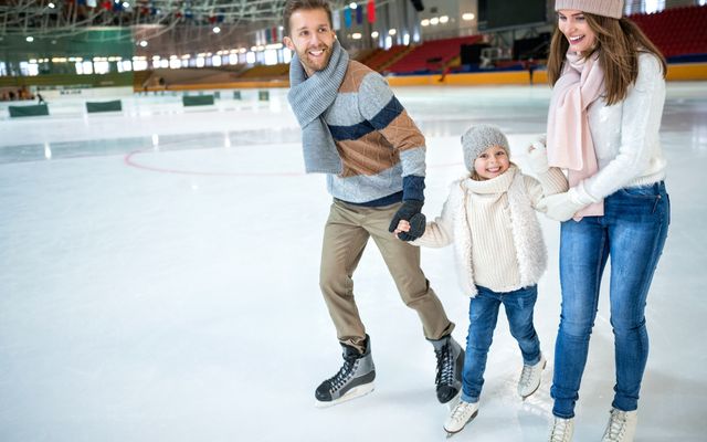 Familie Eislaufen