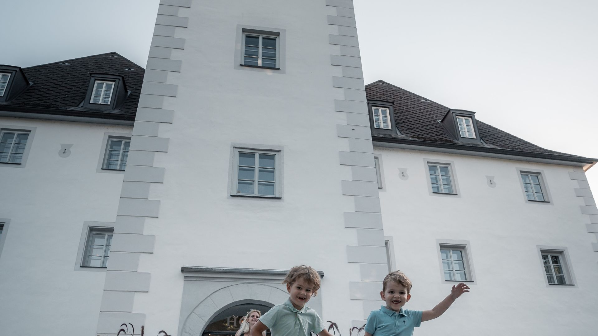 Kinder vorm Schloss