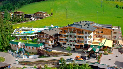 Beim Familienurlaub in Saalbach Hinterglemm lösen sich Hektik und Stress in klare Bergluft auf.