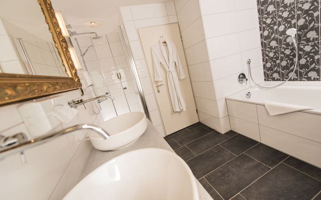 Bathroom Sissi: Very romantic with italian tiles with rose ornament.