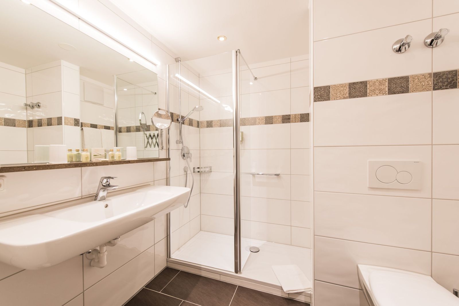 Badezimmer Nymphenburg A+ C - angenehmer Platz zum Verweilen. Manche Zimmer im 3. Stock haben eine Badewanne